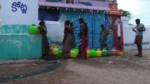 Women collecting water in India. Photo by Lokaal Mondiaal.